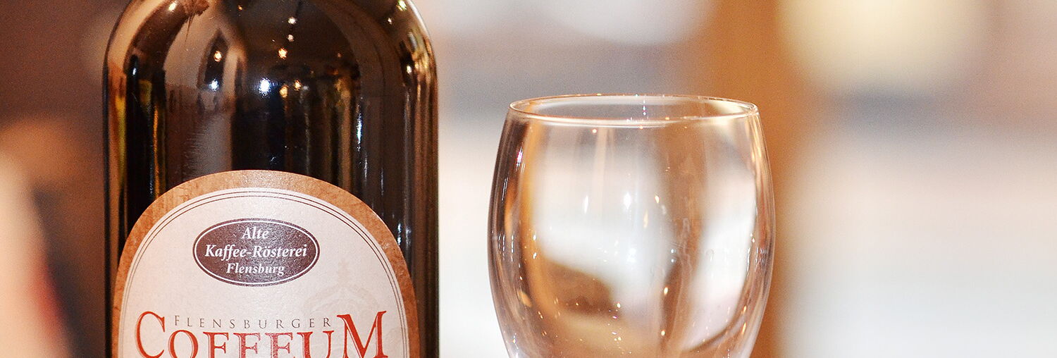 Flasche Kaffeebier mit Glas